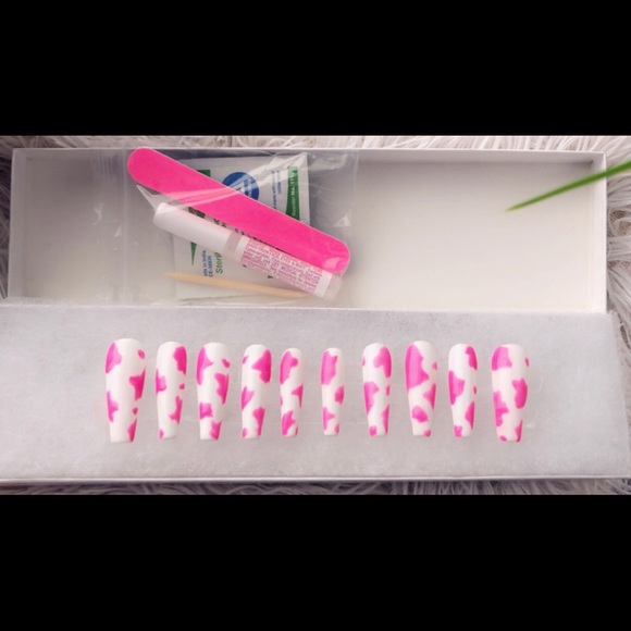 Pink cow print press on nails - Picture 1 of 4